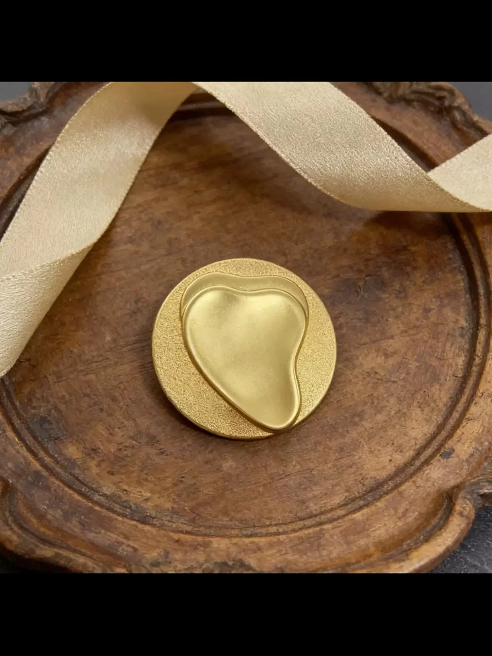 Elegant Gold Abstract Disc Brooch - Women Jewelry